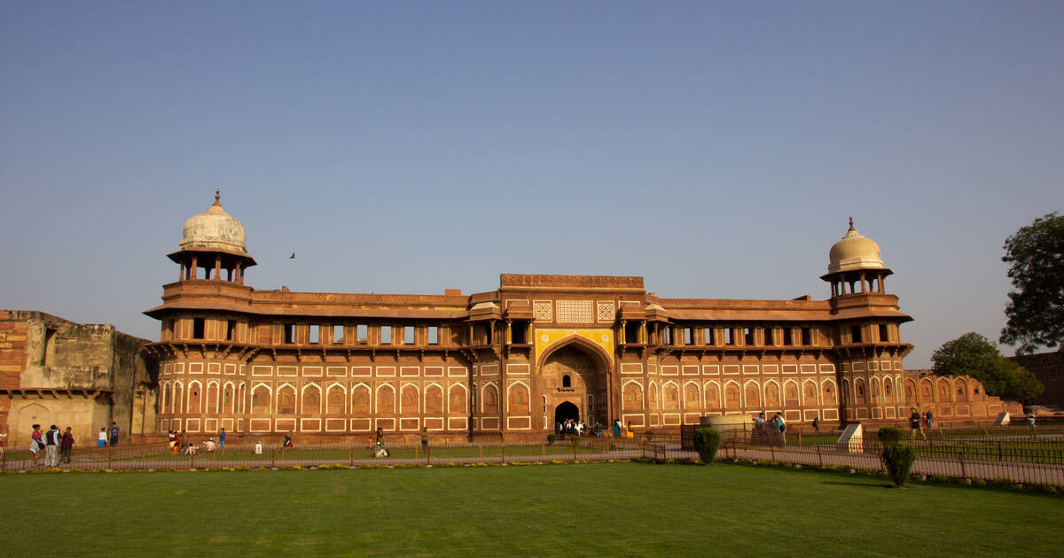  Delhi – Agra (210km / 3.5 hrs. approx.)